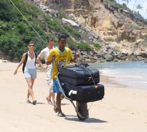 Carregador de Morro de São Paulo com a bagagem de turistas