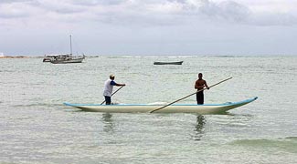 Pescadores num barco em Boipeba